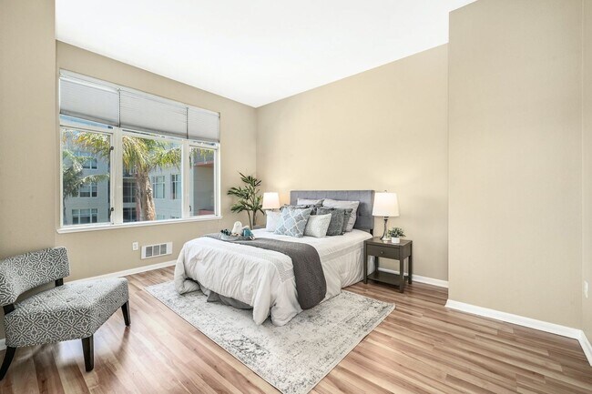 Building Photo - Bright 2 bedroom with open floor plan and spacious terrace!