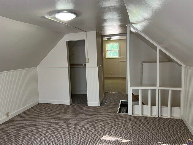 Building Photo - **Available Immediately** 4 bedroom / 1 bath home located near Washburn University