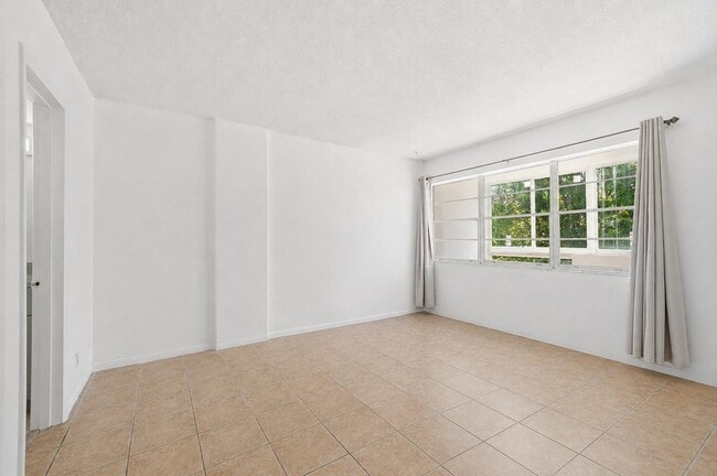 Building Photo - 1333 E Hallandale Beach Blvd