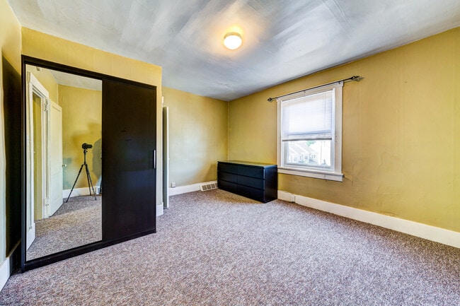 Building Photo - AVAILABLE JUNE 2026 - Traditional 2 Bedroom Home in Mt Washington!