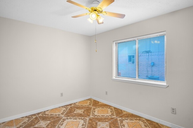 Building Photo - 4909 Meadow Pl Dr