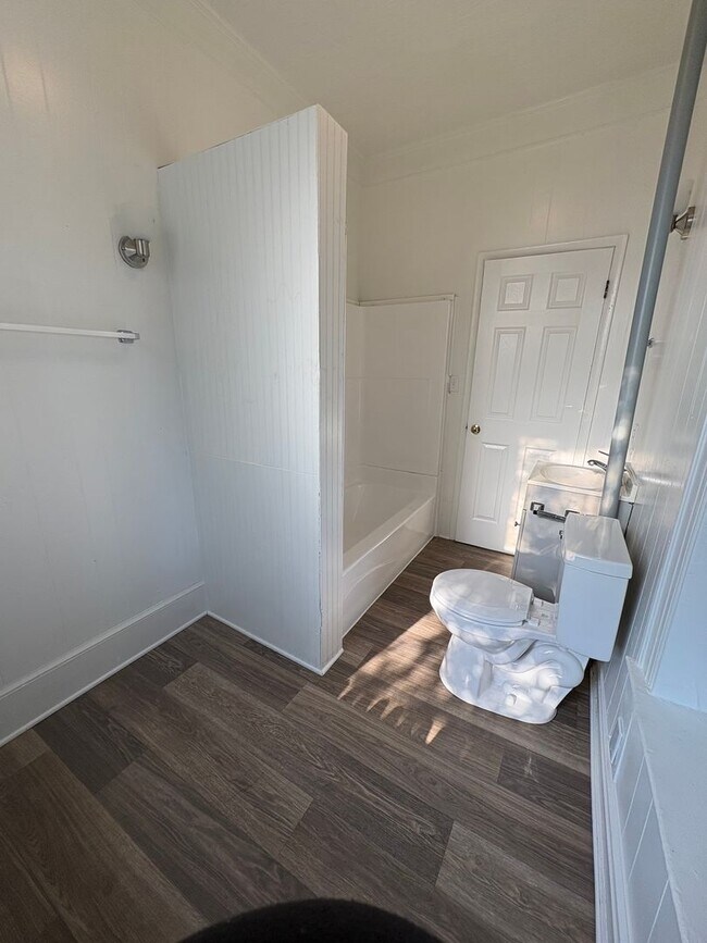 Building Photo - Available Now! 1 bedroom apartment.