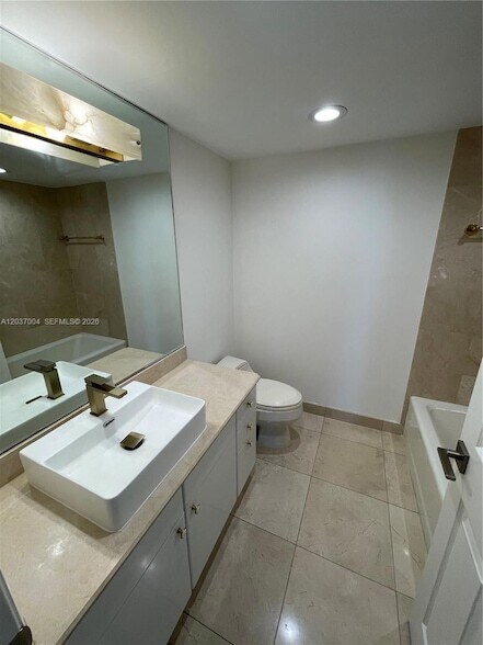 Building Photo - 5025 Collins Ave
