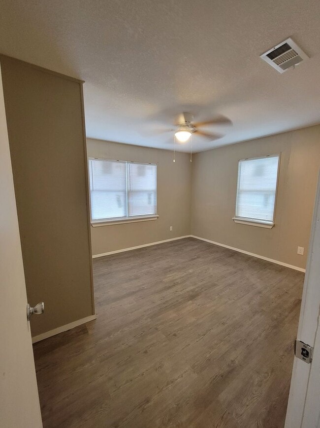Building Photo - Recently Updated 3 Bed 2 Bath in Gun Barre...