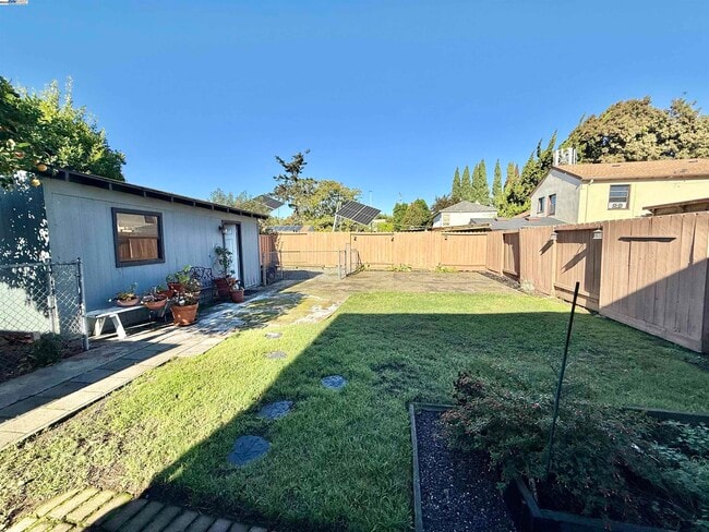 Building Photo - 252 Stoakes Ave