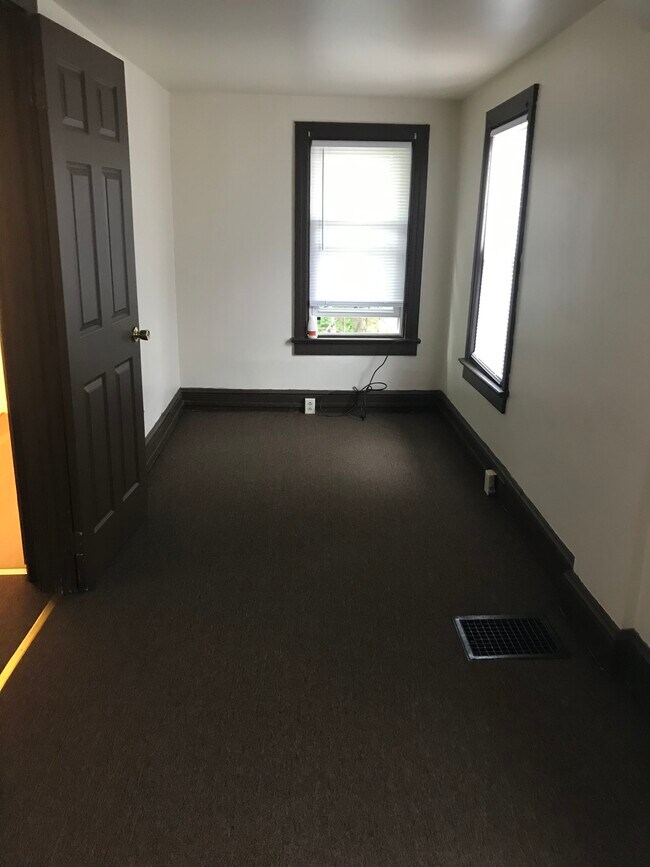 Building Photo - 823 Memorial Ave