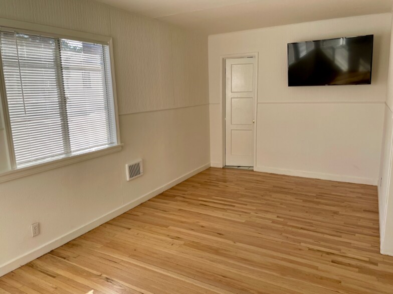 Building Photo - 446 S Oakhurst Dr