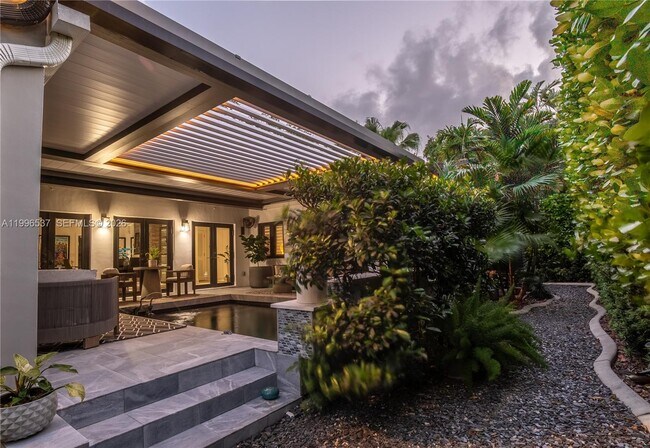 Building Photo - 231 Fluvia Ave