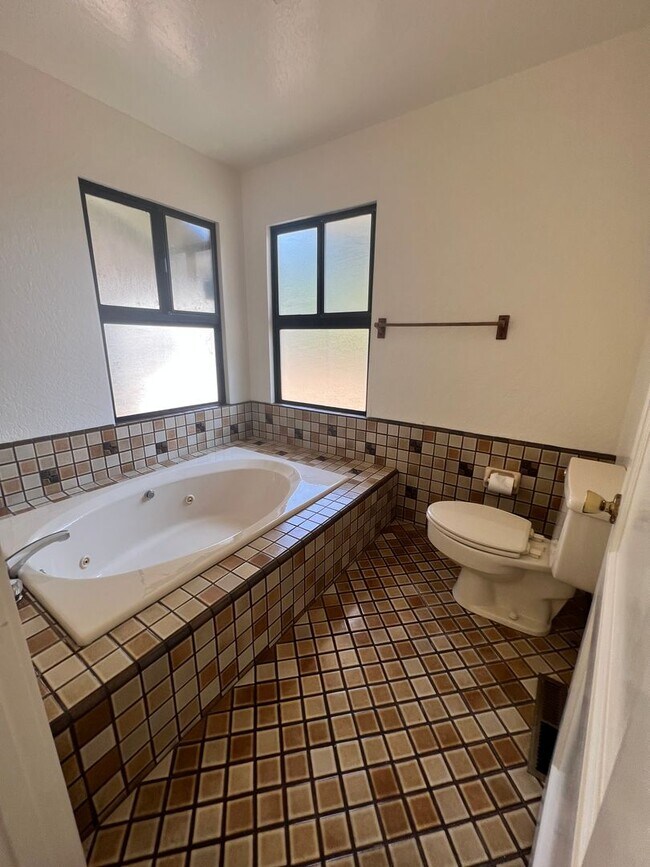 Building Photo - 2 Bedroom Blue Lake House with extra Loft Space!
