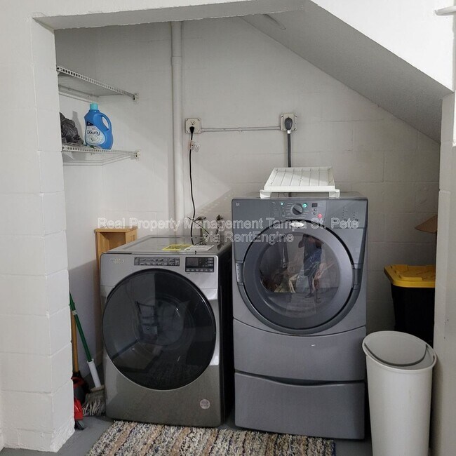 Building Photo - 12310 Capri Cir N