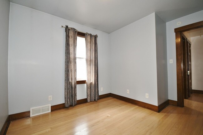 Building Photo - Charming 2-Bedroom Townhouse for Rent in C...