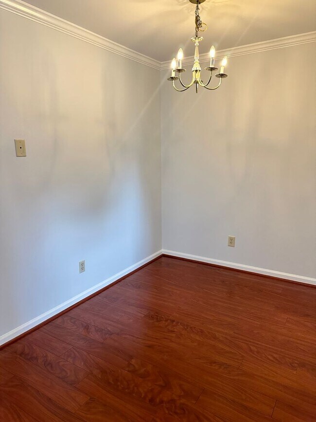 Building Photo - Condo available in the City of Williamsburg! Available July 2026!