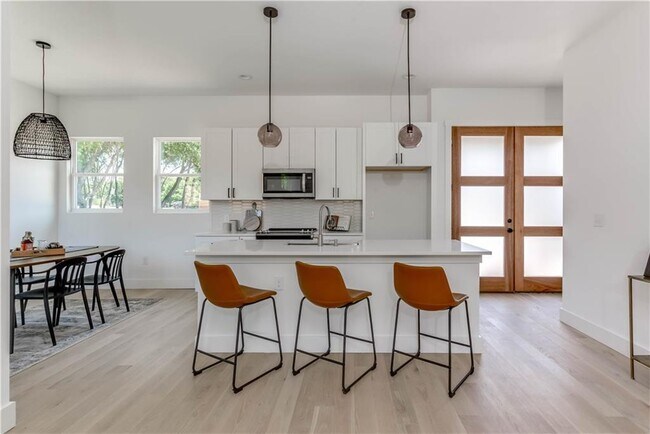 Building Photo - 4800 Vinson Dr