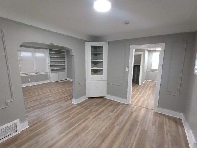 Building Photo - Charming 3 bedroom/1.5 bath Brick Home - Now Available!