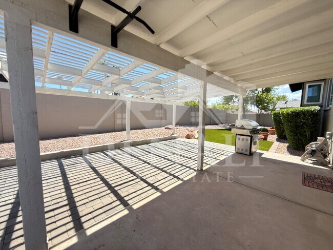 Building Photo - 811 E Chilton Dr