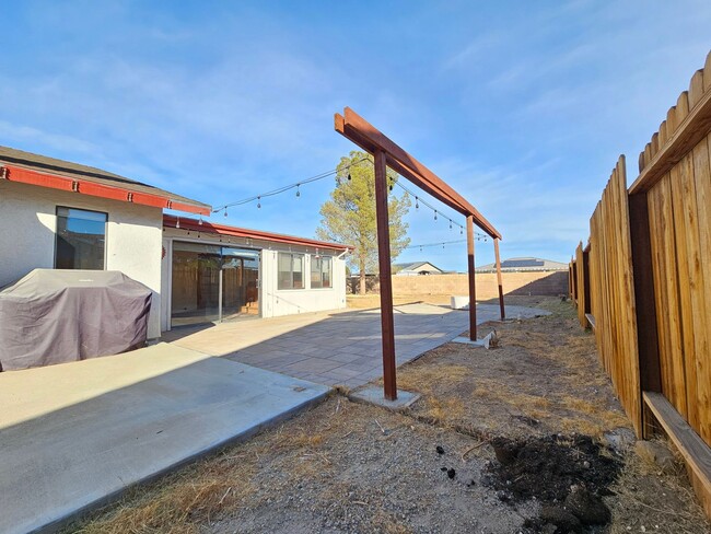 Building Photo - Beautiful 3 bed 2 bath Home For rent! PAID...