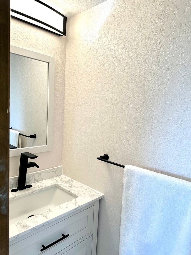 Building Photo - Newly Renovated Home 3 Bed 1 1/2 Bath 1-Car Garage on Century Place!