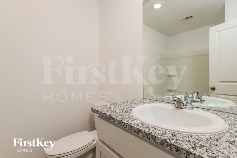 Building Photo - 10610 McClintock Dr