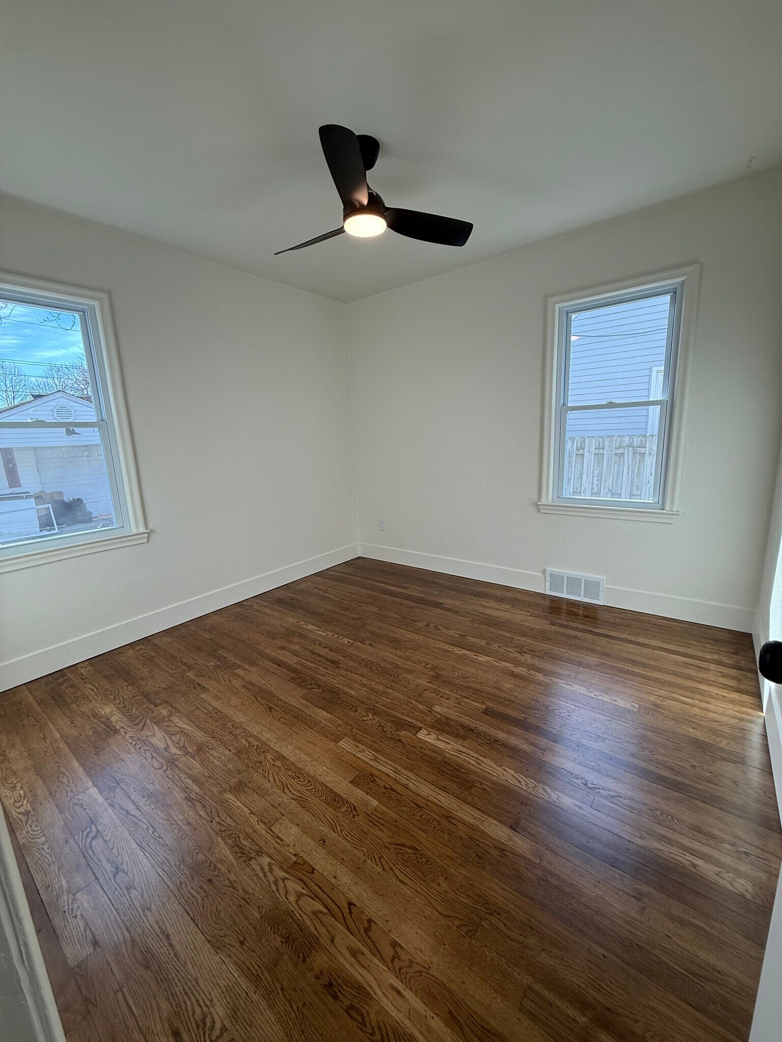 Building Photo - 125 S Minerva Ave