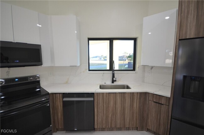 Building Photo - 2416 Diplomat Pkwy W