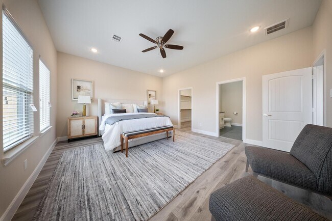 Building Photo - 2015 Olivos St