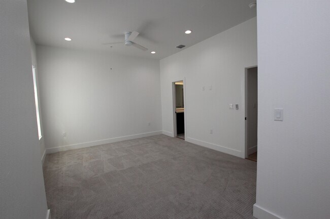 Building Photo - 203 Paschal St
