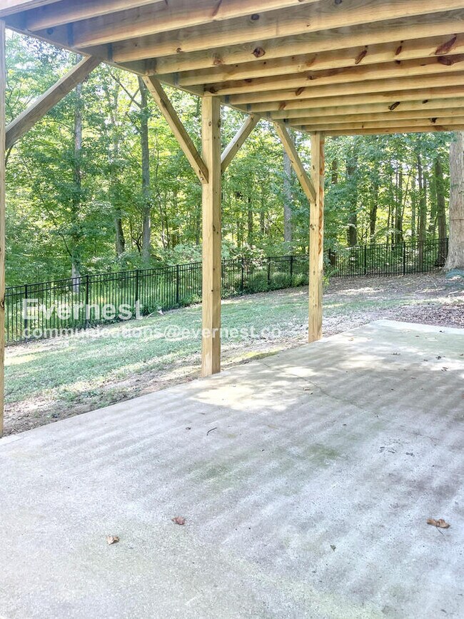 Building Photo - 3 Bed/3 Bed Home with Laundry Hookups / Pe...