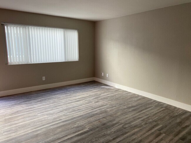 Building Photo - Large Two Story Renovated Townhouse Apartment in South Chula Vista