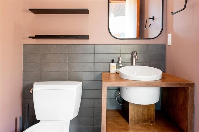 Building Photo - 515 Claire Dr NE