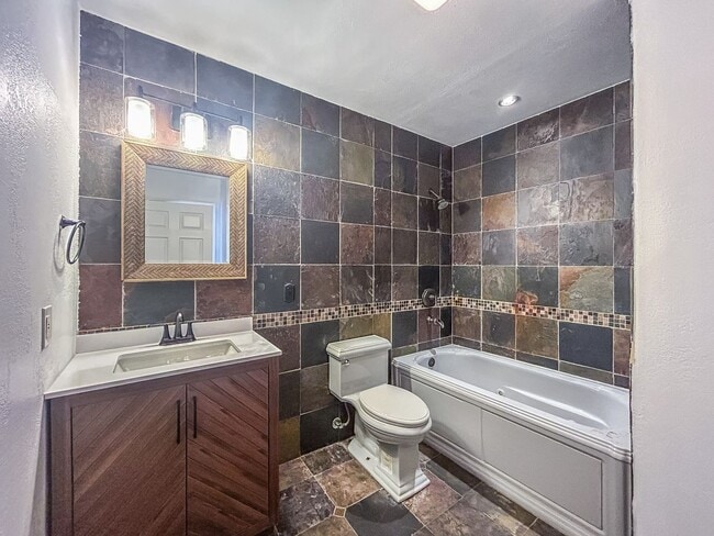 Building Photo - Beautiful 2BD/2BA W/ Private Balcony and In-Unit Laundry in Midway District! Move-in Special Deta...