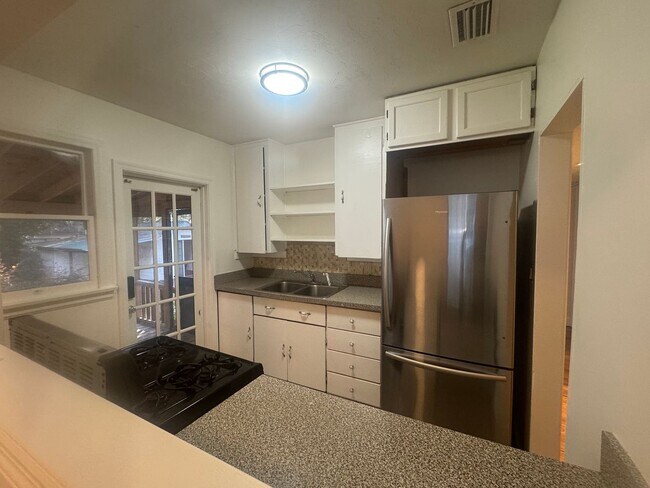 Building Photo - Beautifully Kept Historic Home!!