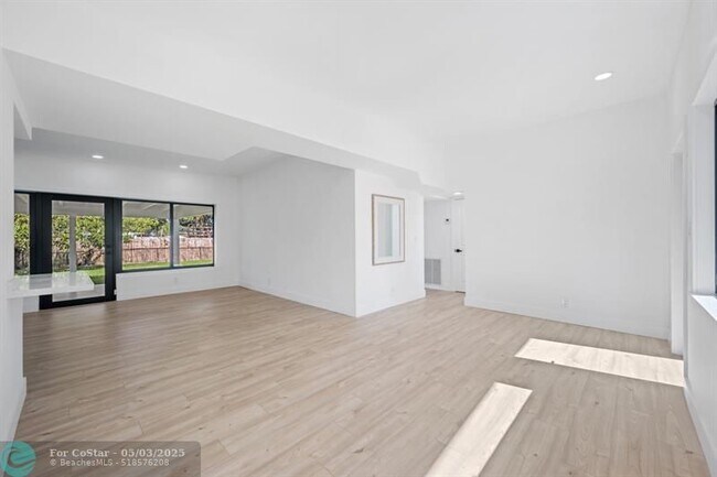 Building Photo - 315 E Jasmine Dr