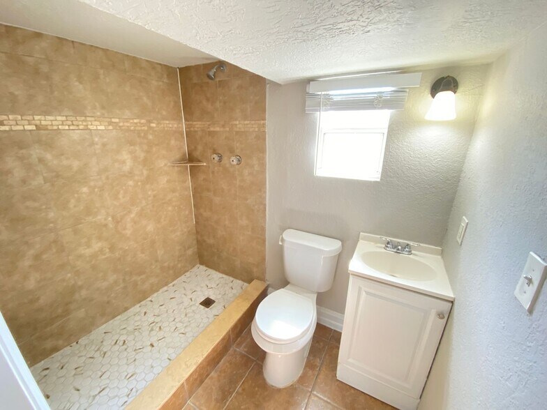 Building Photo - 812 W Livingston St