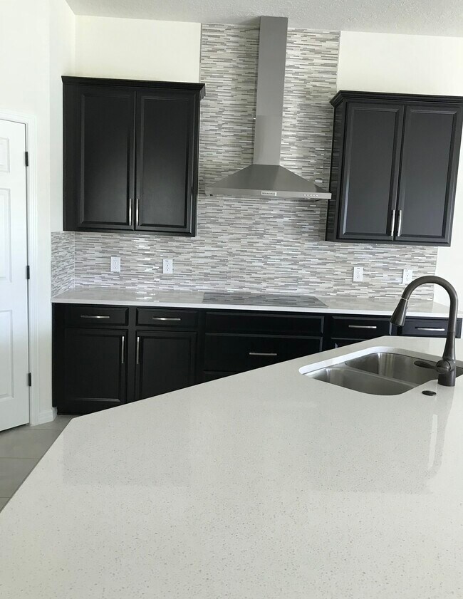 Building Photo - 12616 Salomon Cove Dr