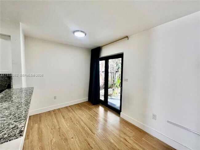 Building Photo - 3522 SW 25th St