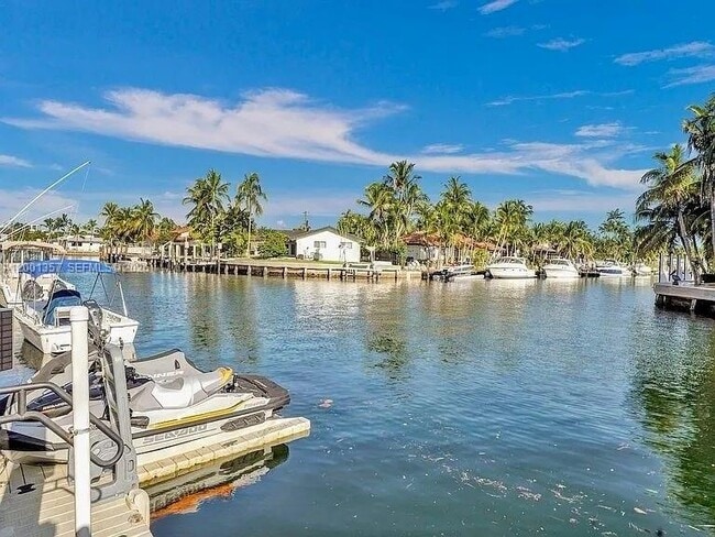 Building Photo - 2430 NE 135th St