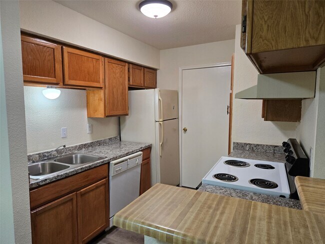 Building Photo - 7400 Bellerive Dr