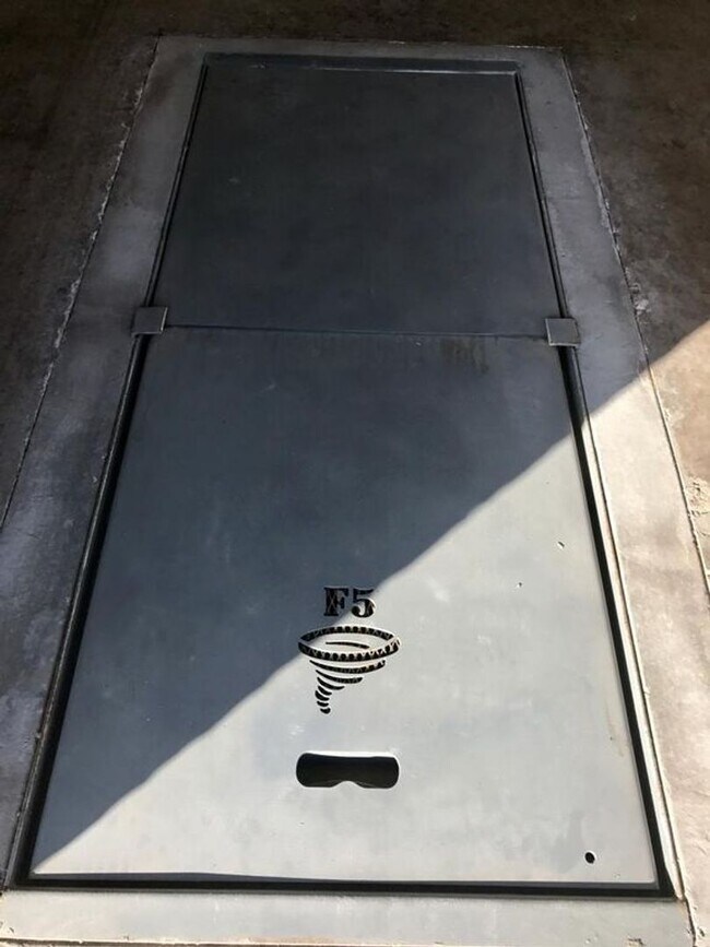 Building Photo - (3) Bed/(2) Bath Avail NOW! Storm Shelter!