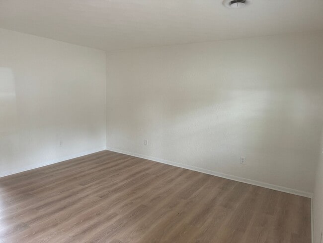 Building Photo - Charming 1.5 story duplex in SW Columbia