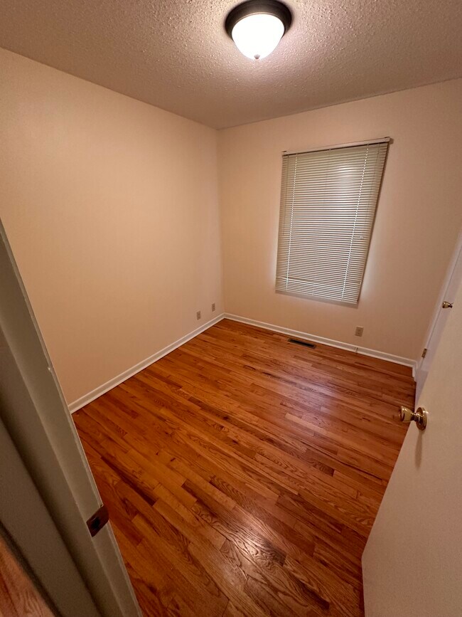 Building Photo - 4911 Sunset Dr