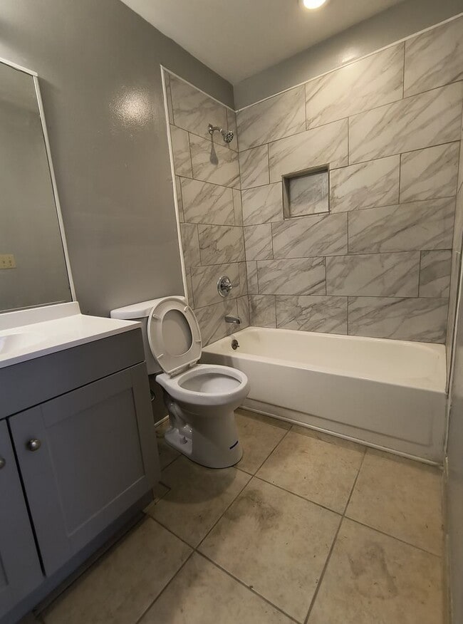 Building Photo - Spacious 3-Bedroom  2 Bathroom Apartment for Rent!