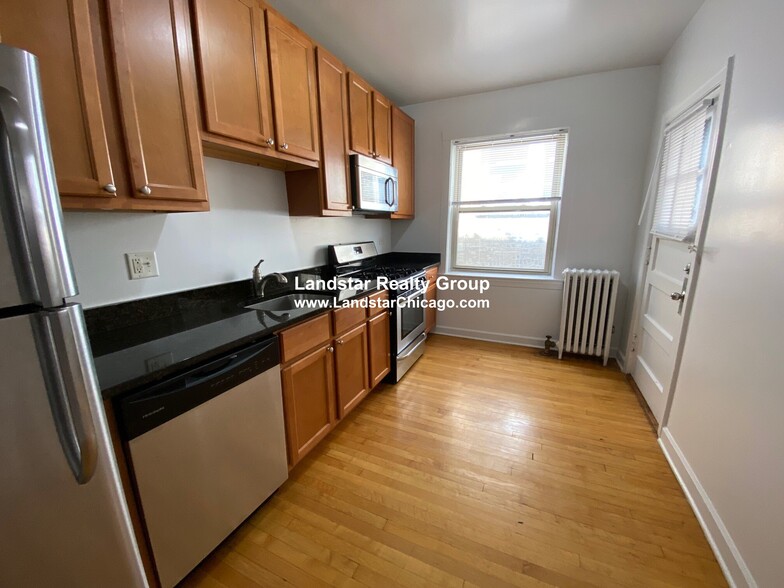 Building Photo - 2043 W Berwyn Ave