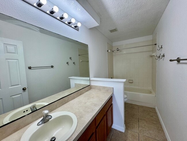 Building Photo - 12644 Somerset Oaks St