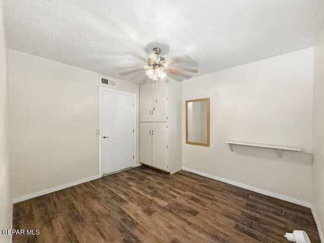 Building Photo - 921 Olive Ave