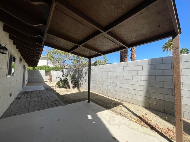 Building Photo - 561 Desert View Dr