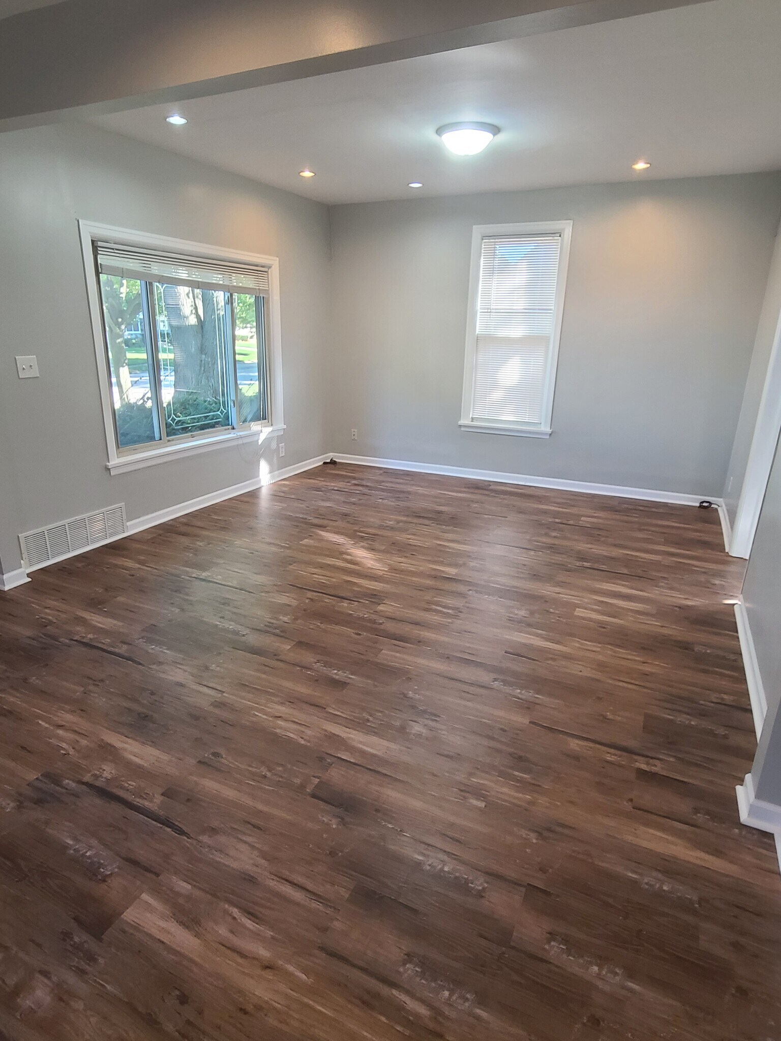 Building Photo - 3981 S Pine Ave