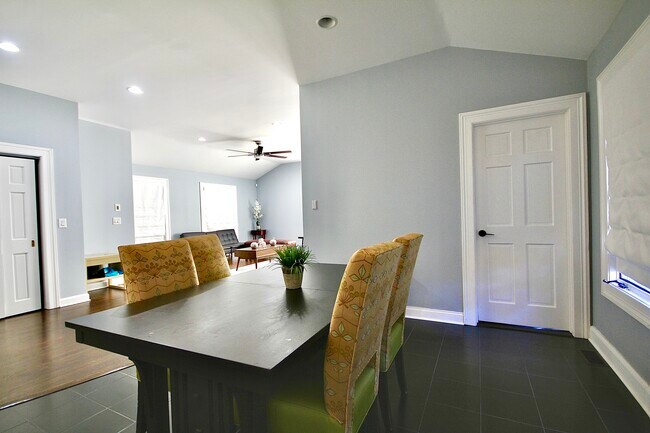 Building Photo - 106A Comstock Hill Ave