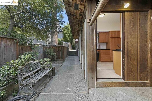 Building Photo - Beautiful Light-Filled 2BR/1BA Condo – Ste...