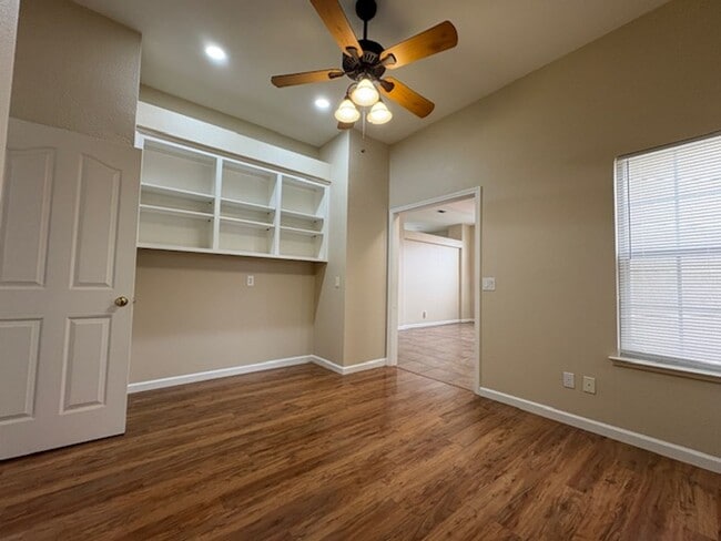 Building Photo - 3 bdrm + den in Woodcreek Oaks