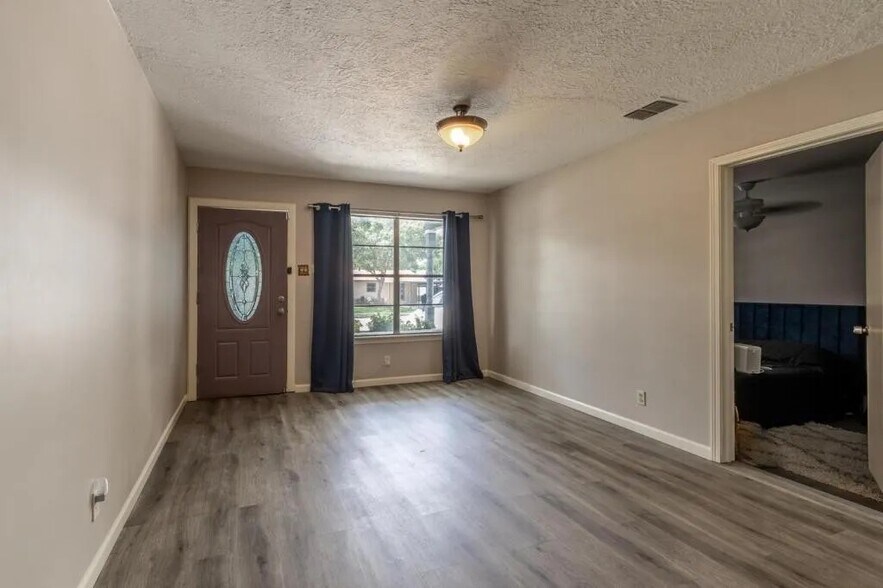 Building Photo - 463 Sprucewood Ln